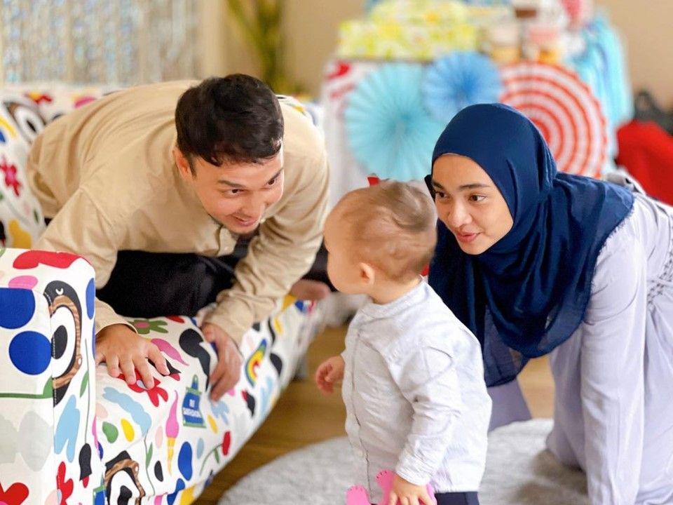 10 Potret Tika Bravani dan Dimas Aditya Asuh Buah Hati, Kompak!