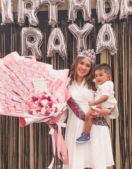 10 Keseruan Kejutan Ulang Tahun ke-27 Raya Kitty, Dapat Buket Uang!