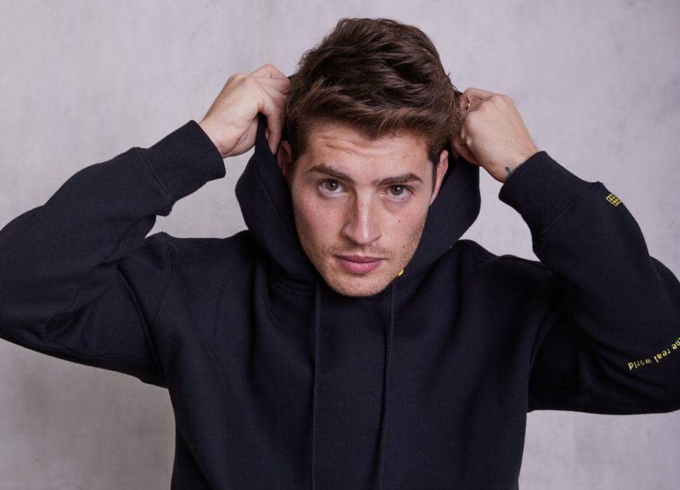 10 Potret Terkini Gregg Sulkin, Kesatria di Film Disney Avalon High