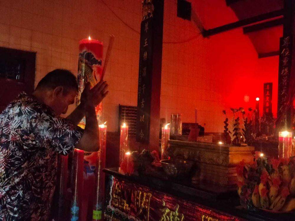Seorang umat sedang sembahyang di kelenteng/ Zainul Arifin