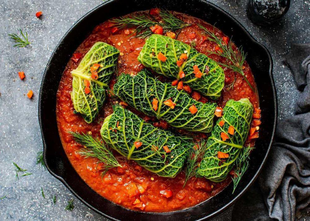 Resep Sawi Gulung Ayam Saus Bolognese, Gampang Banget Buatnya!