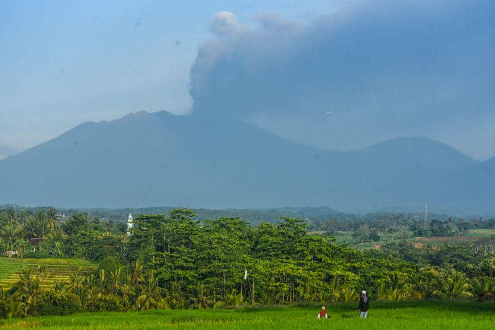 Viral Kilatan Cahaya Akibat Gunung Raung, PPGA: Itu Tidak Benar