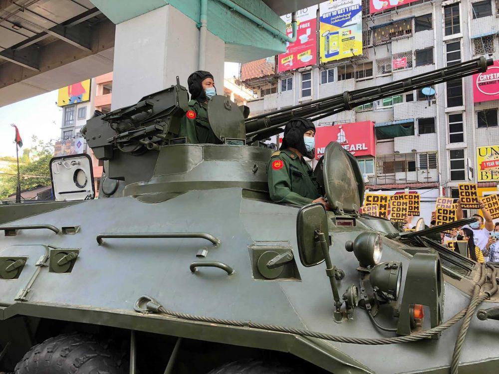 Tank militer Myanmar di tengah kota. (Twitter.com/DJ H-AG)