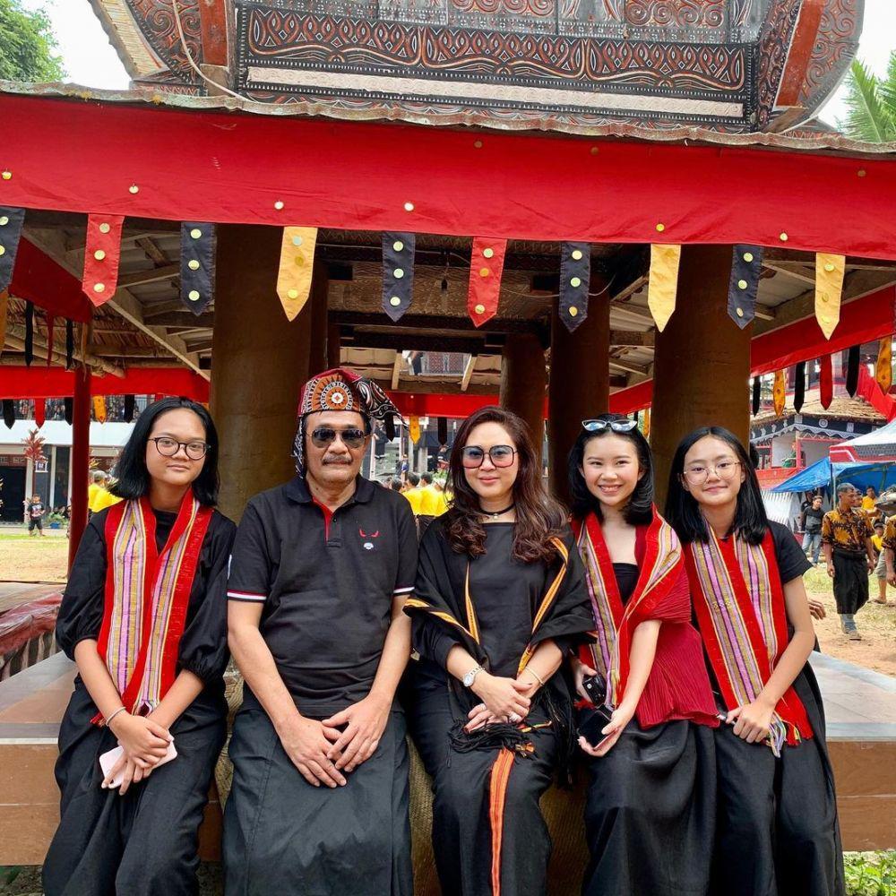 10 Potret Keluarga Pak Djarot Syaiful Hidayat yang Penuh Kehangatan