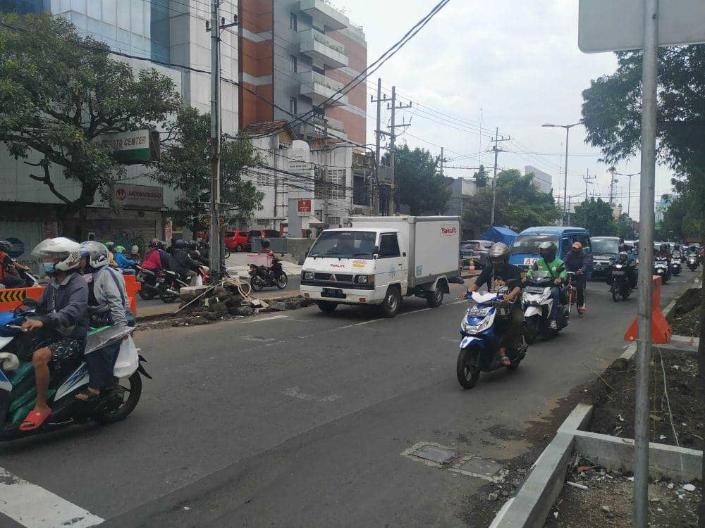 Pembongkaran median jalan Basuki Rahmat. IDN Times/Alfi