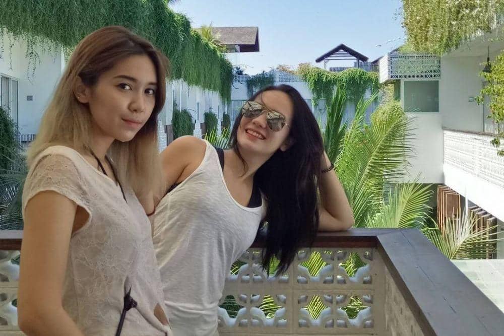 9 Potret Putri Anne Saloka dengan Adiknya yang Dokter, Kompak!