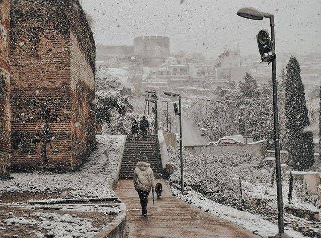 Hujan salju di kota Thessaloniki, Yunani. instagram.com/insightsgreece/