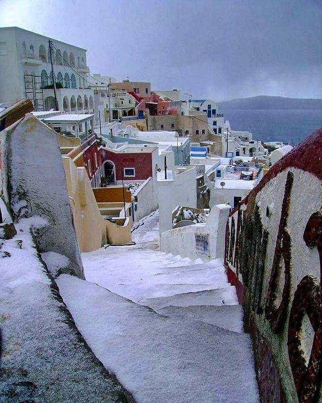 Hujan salju di Santorini, Yunani. instagram.com/greekgateway/