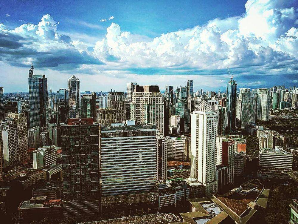 Suasana Kota Makati, Metro Manila, Filipina. instagram.com/7_days_walking/