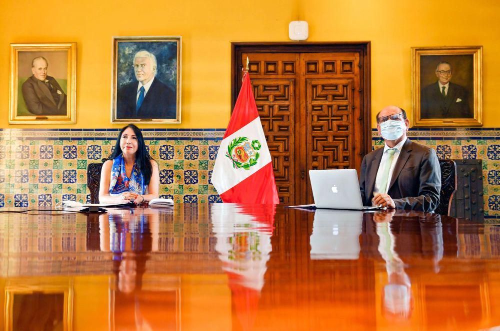 Menlu Peru, Elizabeth Astete dan Menteri Hukum, Eduardo Vega Luna. twitter.com/CancilleriaPeru/