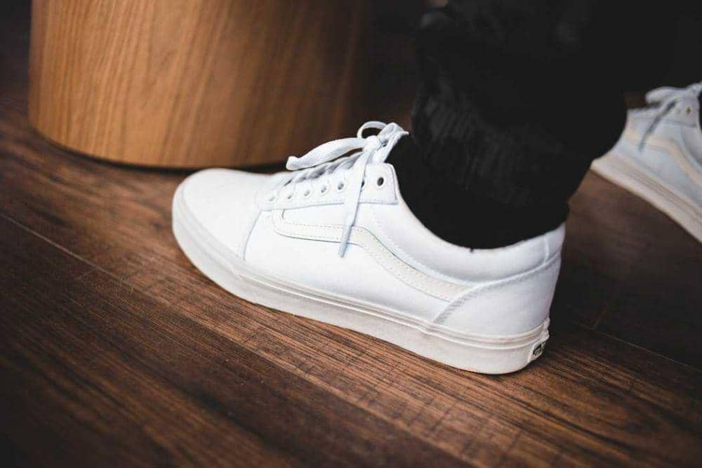Pria memakai sneakers putih (Unsplash/Erik Mclean)