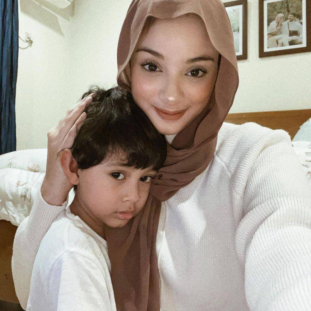 instagram.com/ghina