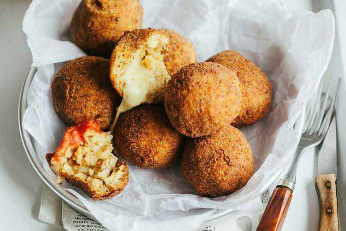 Resep Bola-bola Nasi Isi Keju, Tekstur Lembut dengan Isian Cheesy