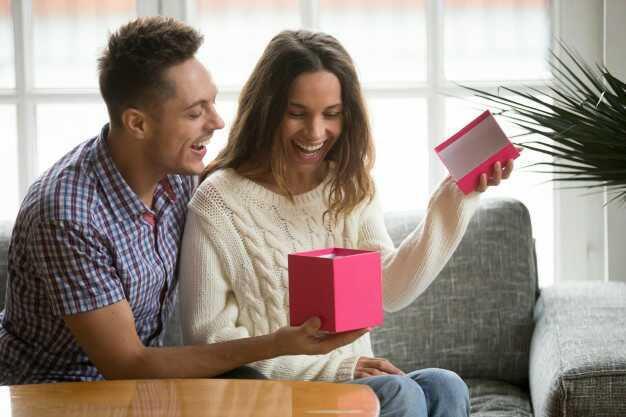 Buat Cowok, Ini 5 Hadiah untuk Pacar Saat Perayaan Hari Spesial