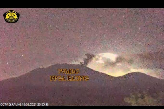 Kilatan cahaya dari arah Gunung Raung yang ternyata merupakan petir. IDN Times/Istimewa