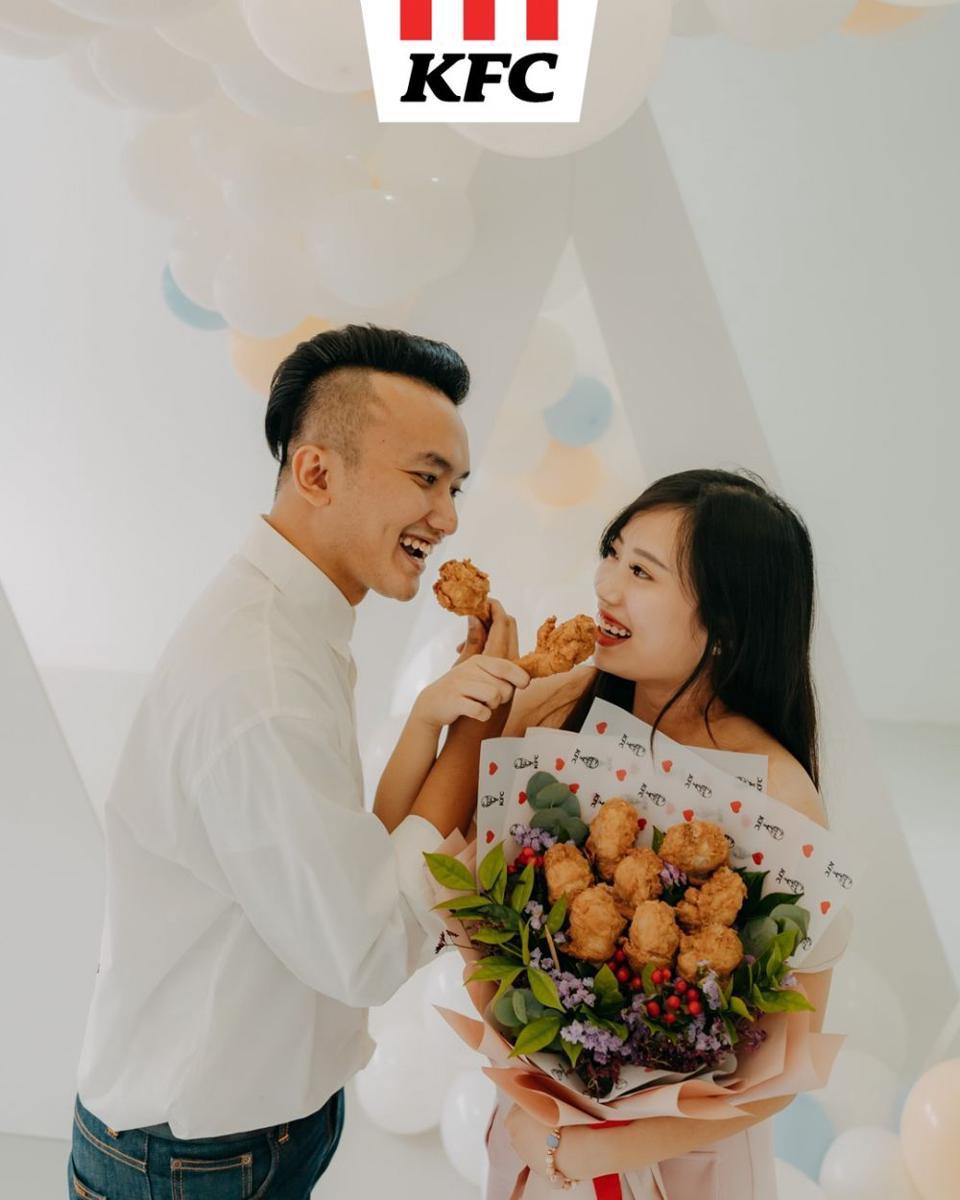 Pria Ini Lamar Kekasihnya dengan Buket Ayam KFC