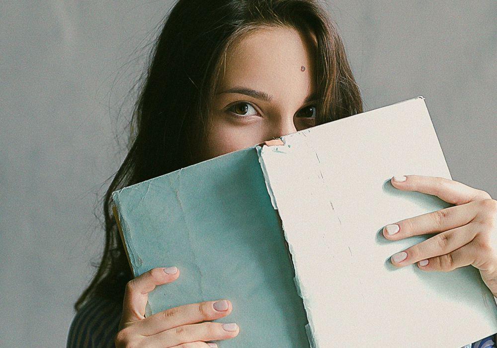 7 Idiom Bahasa Inggris Ini Pakai Kata 'Book', Tahu 'Hit The Books'?