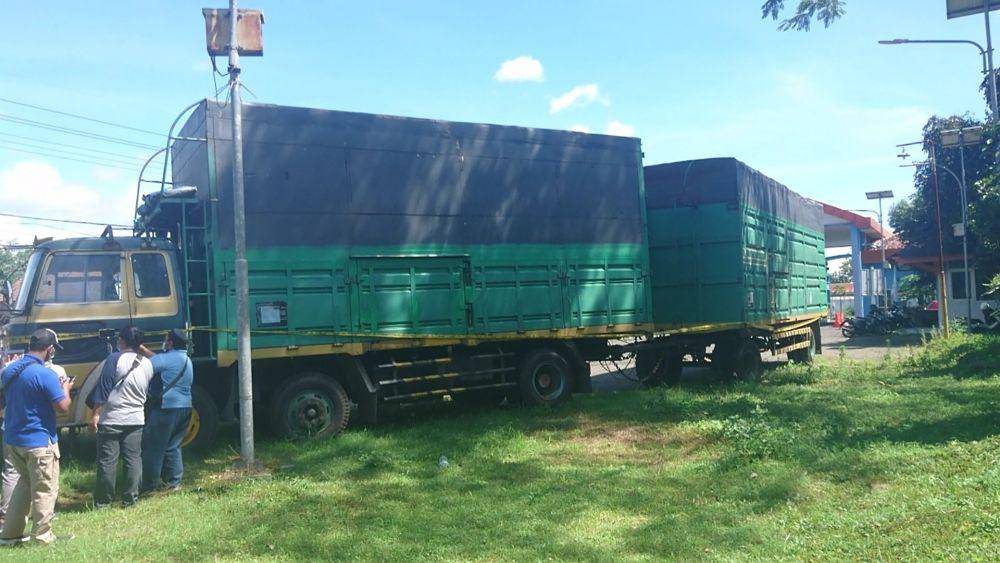 Truk gandeng over dimensi dan over load yang ditahan Satlantas Polres Tulungagung, IDN Times/ Bramanta Pamungkas