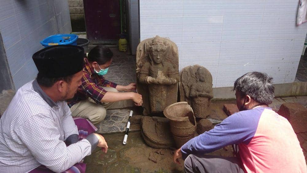 Petugas BPCB Jawa Timur meninjau lokasi penemuan arca di Tulungagung, IDN Times/ Bramanta Pamungkas