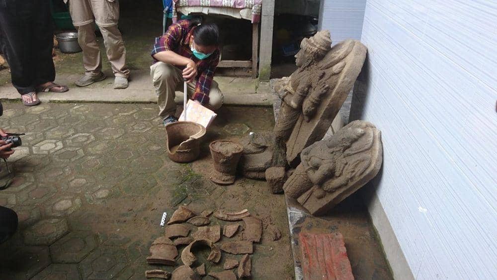 Petugas BPCB Jawa Timur meninjau lokasi penemuan arca di Tulungagung, IDN Times/ Bramanta Pamungkas