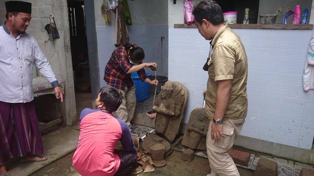 Petugas BPCB Jawa Timur meninjau lokasi penemuan arca di Tulungagung, IDN Times/ Bramanta Pamungkas