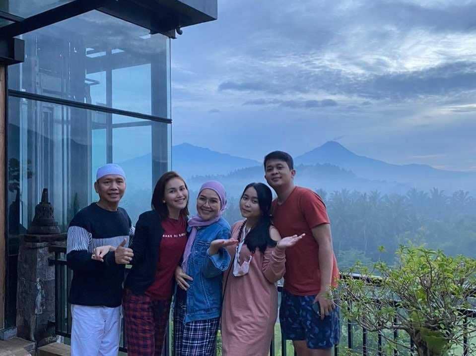 10 Potret Seru Liburan Ayu Ting Ting bersama Keluarga di Magelang