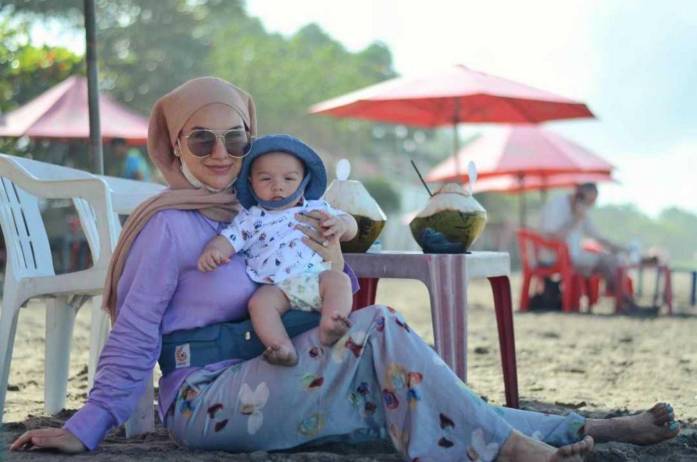 Ada Irish Bella, Ini 9 Potret Telaten Artis Mengasuh Anak Pertamanya