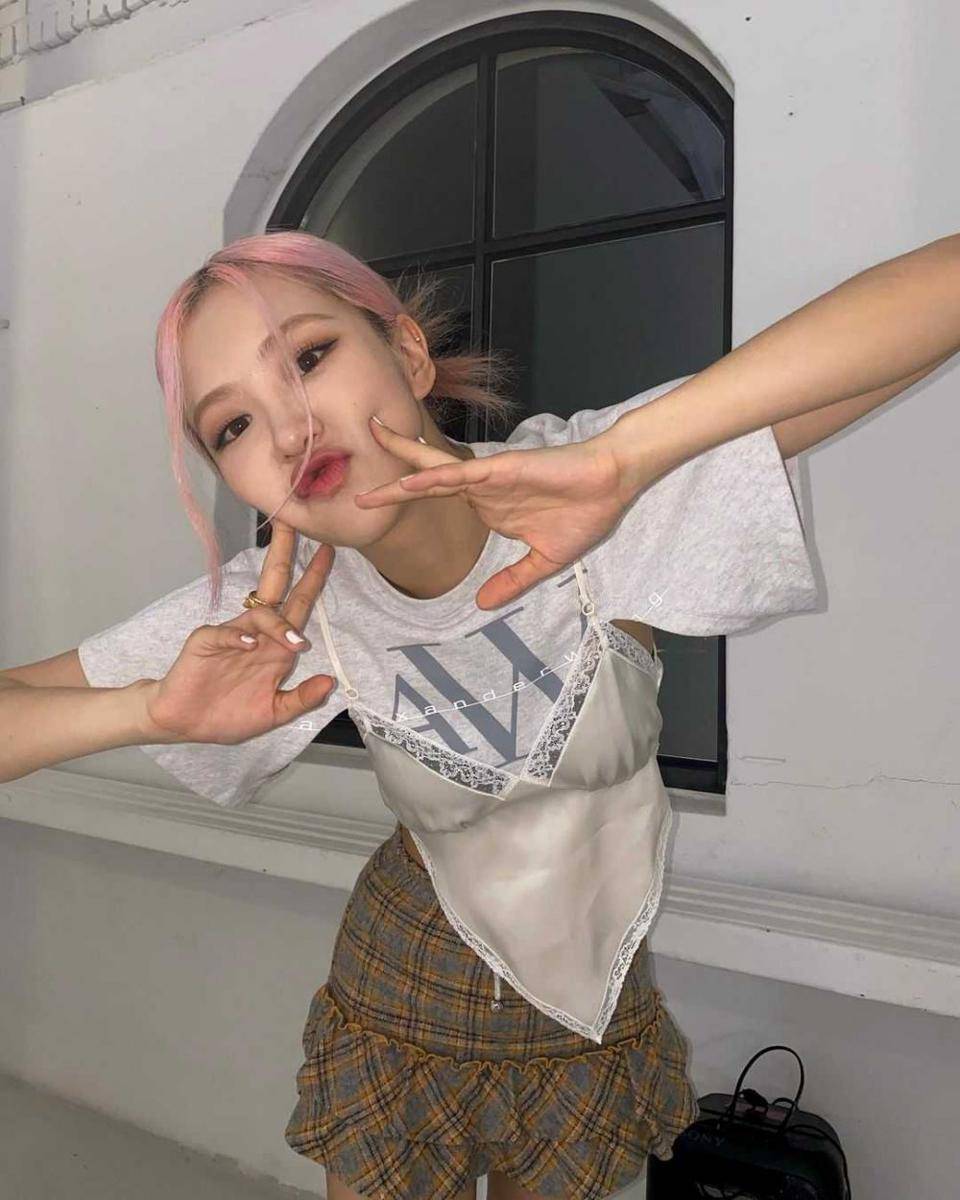 instagram.com/roses_are_rosie