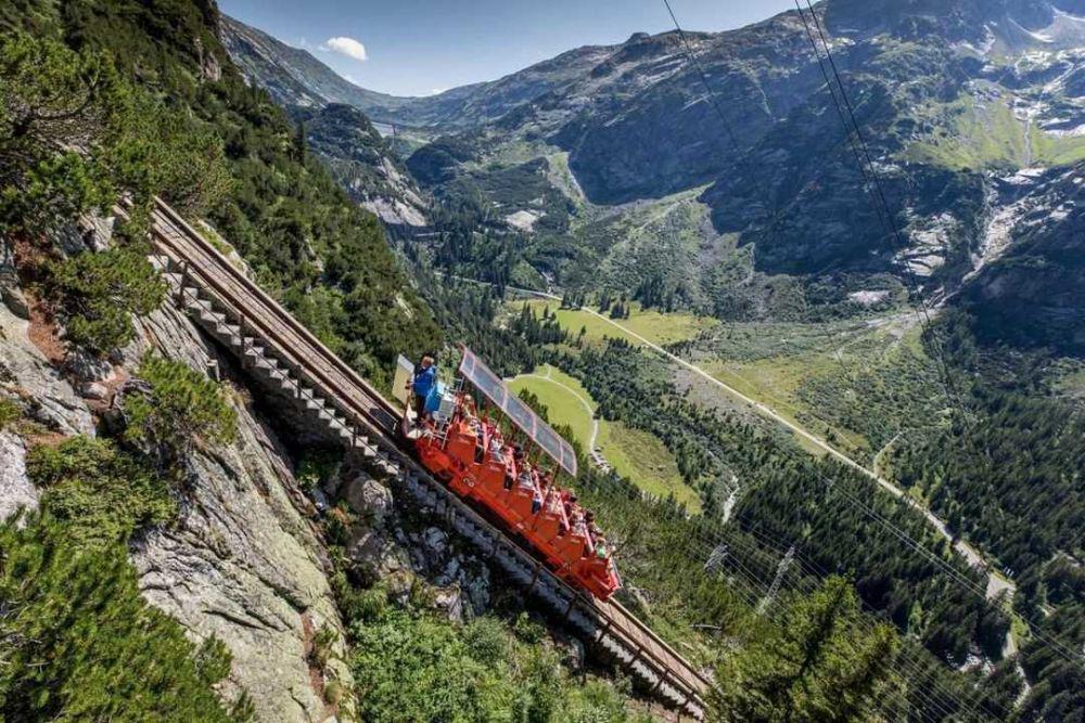 9 Potret Gelmerbahn di Switzerland, Rollercoaster Alam yang Curam!