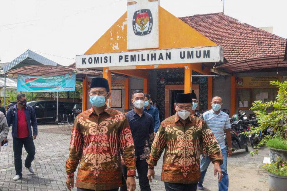 Yuhronur-Abdul Rouf saat berada di KPU. IDN Times/Imron