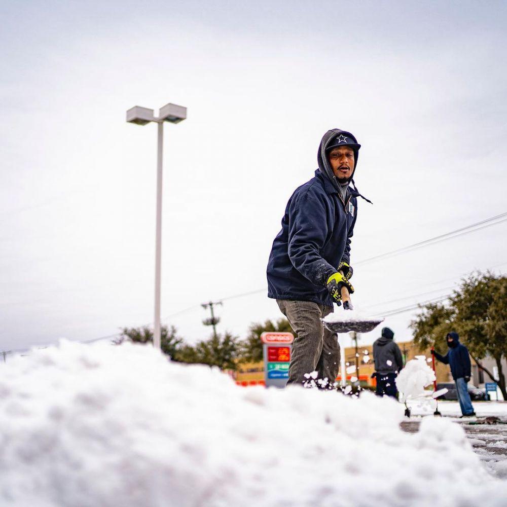 Warga membersihkan salju yang menutupi jalanan di negara bagian Texas. Instagram.com/nytimes
