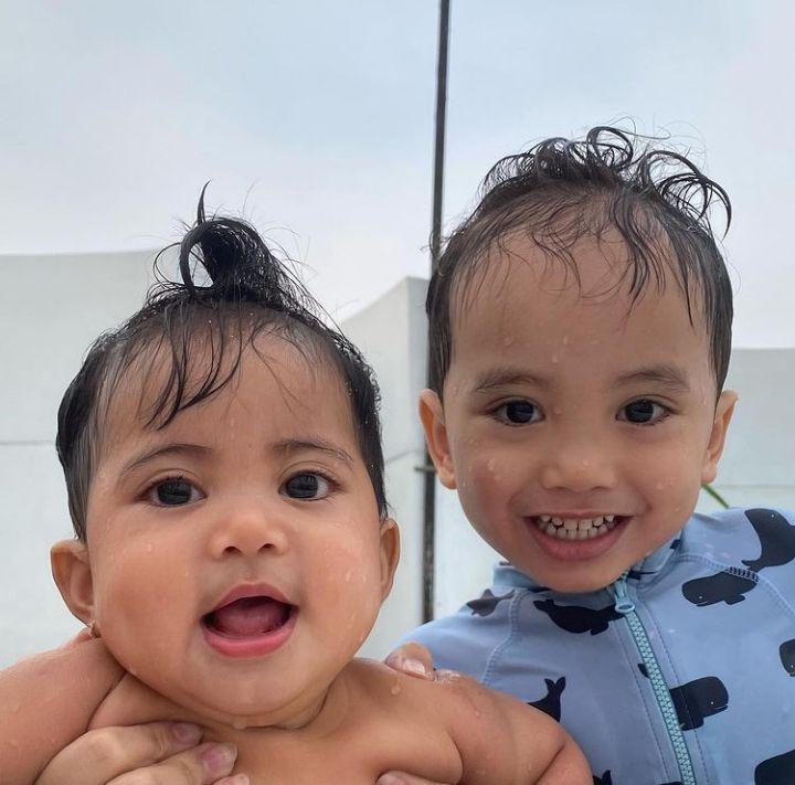 Abang Idaman, Potret Gemas Anak Artis dengan Adik Perempuannya
