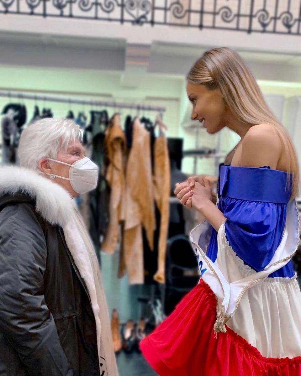 Amandine Petit berbincang dengan orang tua (instagram.com/amandinepetitoff)
