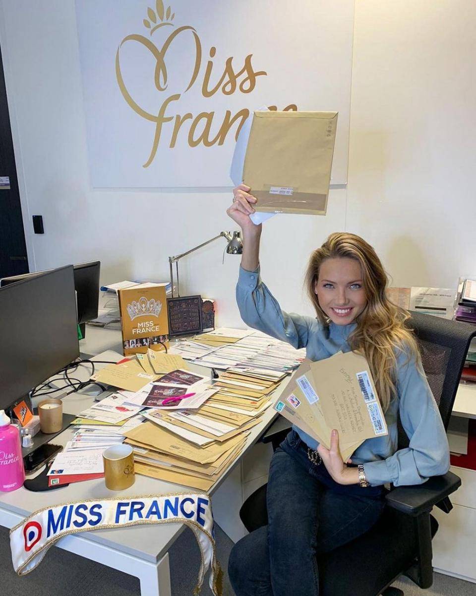 Amandine Petit sedang melihat surat dari fans (instagram.com/amandinepetitoff)
