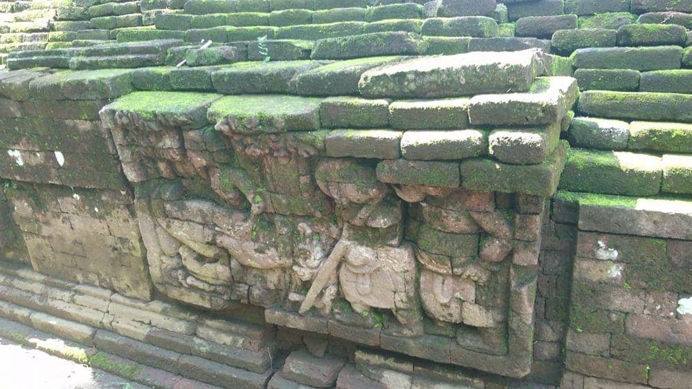 Relief cerita panji di Candi Mirigambar, Tulungagung, IDN Times/ Bramanta Pamungkas