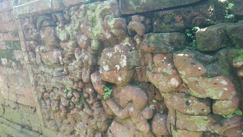 Relief cerita panji di Candi Mirigambar, Tulungagung, IDN Times/ Bramanta Pamungkas
