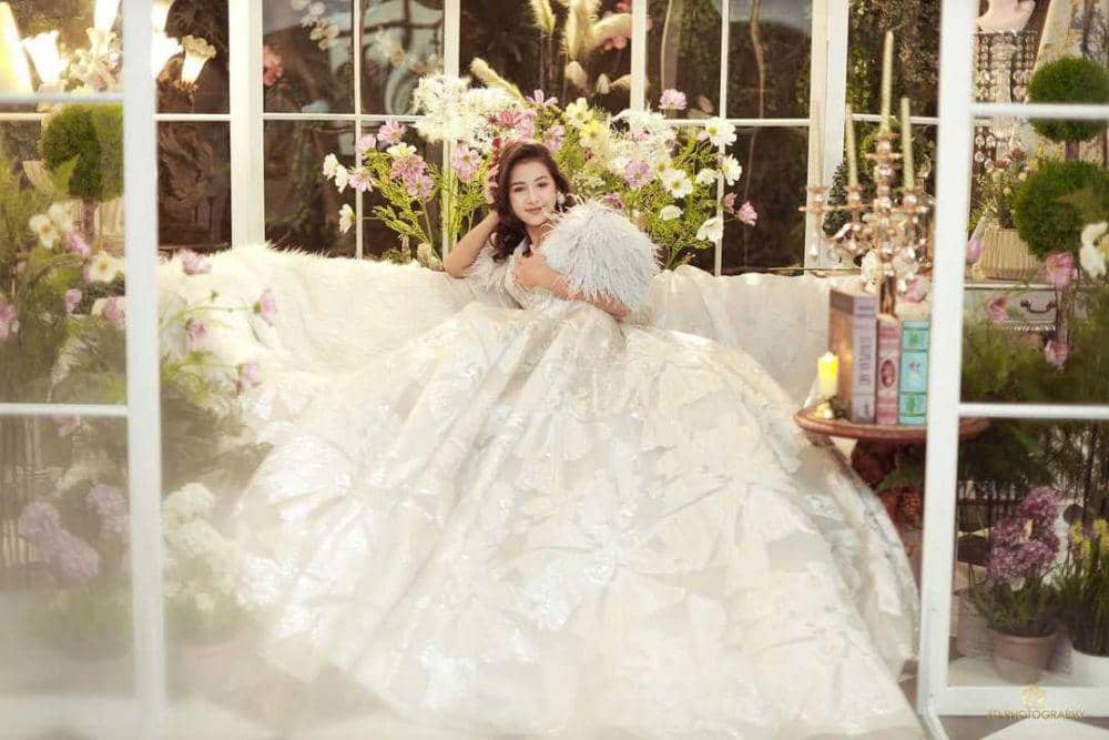 Kenakan Gaun Mewah, Ini 10 Pemotretan Berkelas Ala Sandrinna Michelle