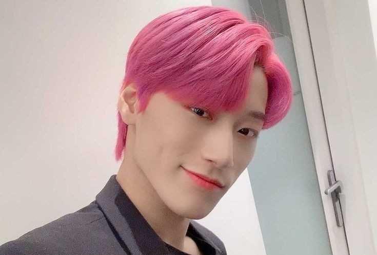 10 Potret Kece San ATEEZ yang Comeback dengan Rambut Pink