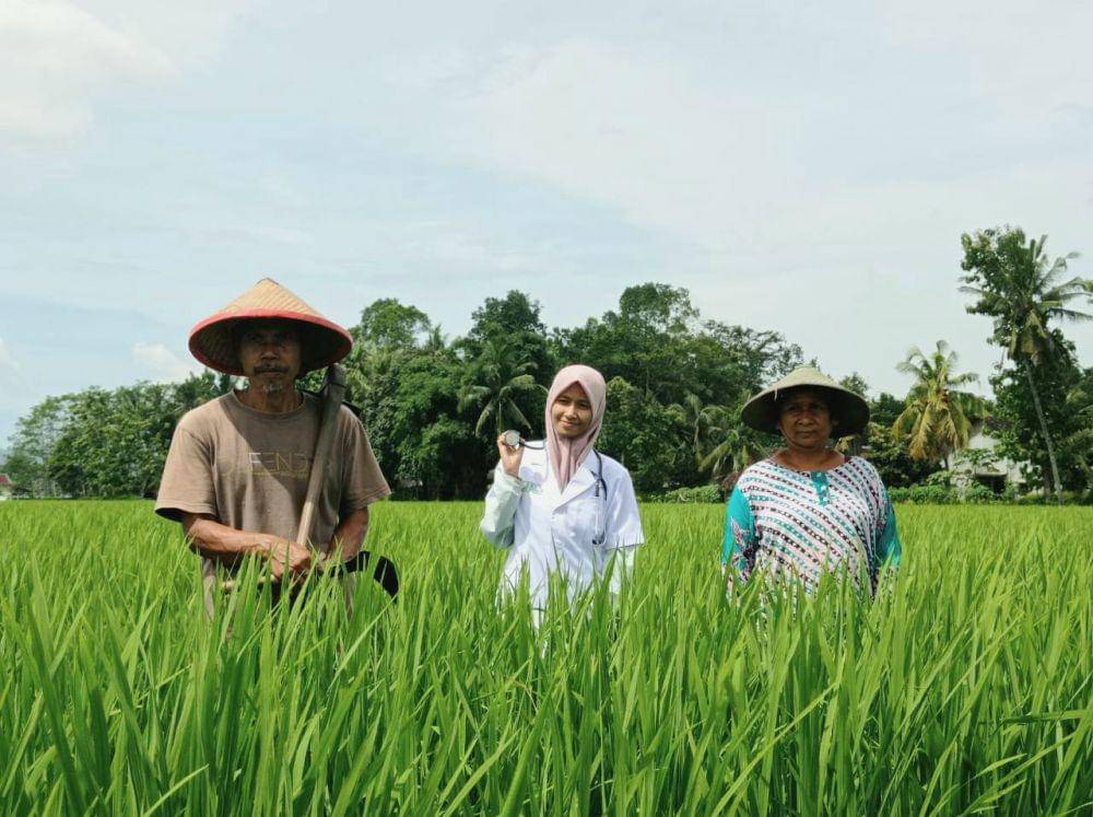 Eli sarjana kedokteran saat bersama kedua orangtuanya. IDN Times/Istimewa
