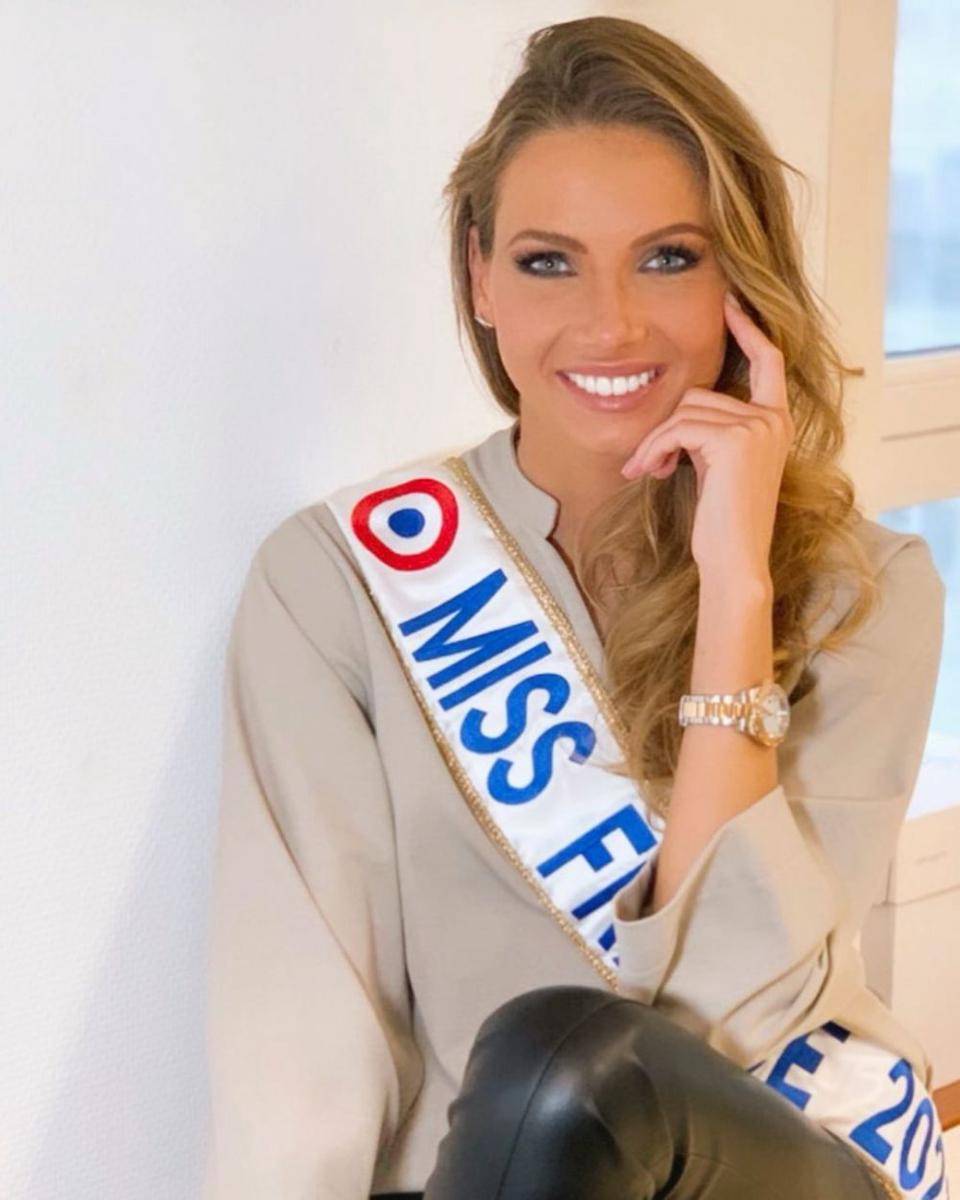 Pose menawan Amandine Petit (instagram.com/missfranceoff/)