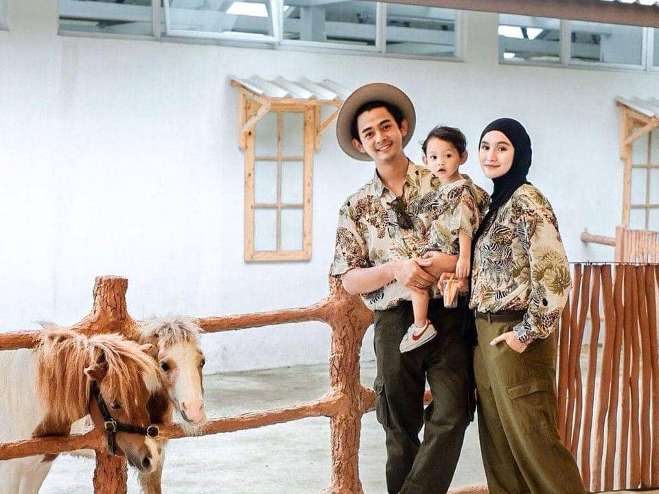 Selalu Kompak Bertiga, 10 Potret Keluarga Miqdad Pakai Baju Couple