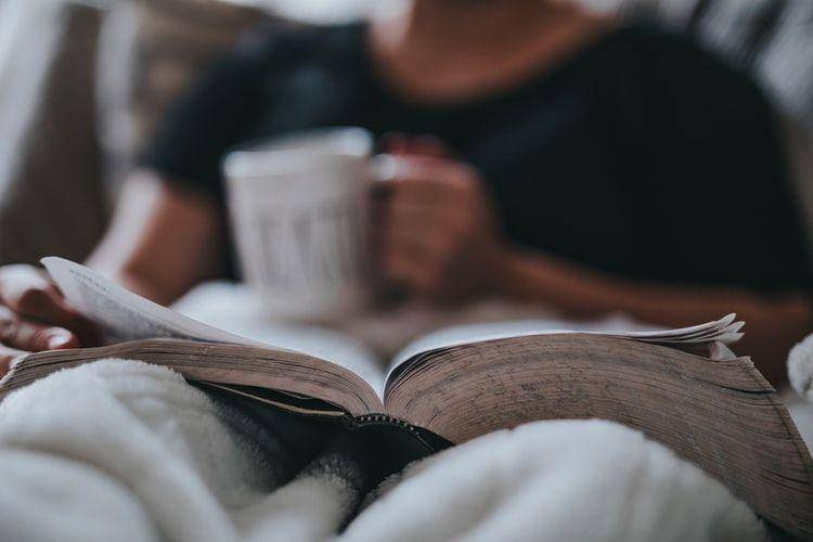 Ilustrasi bersantai sambil membaca buku. (Unsplash.com/Nathan Dumlao)