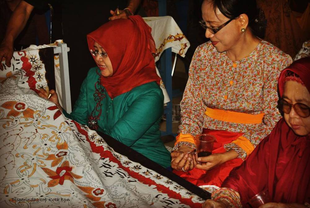 Ketua Dekranasda Balikpapan, Arita Rizal Effendi mempelopori perkembangan batik Kota Balikpapan. (Instagram Dekranasda)