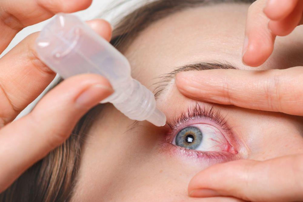 ilustrasi menggunakan obat tetes mata untuk mengatasi mata kering (freepik.com/user18526052)