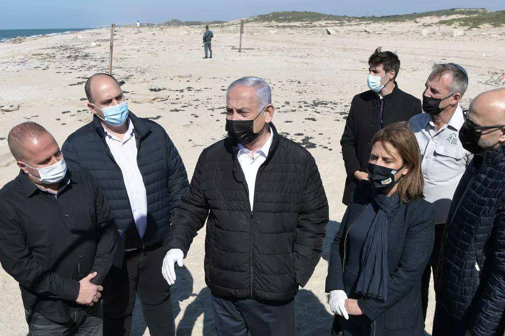 PM Israel, Benjamin Netanyahu saat menilik area pesisir pantai. twitter.com/LaurentAlfonso/