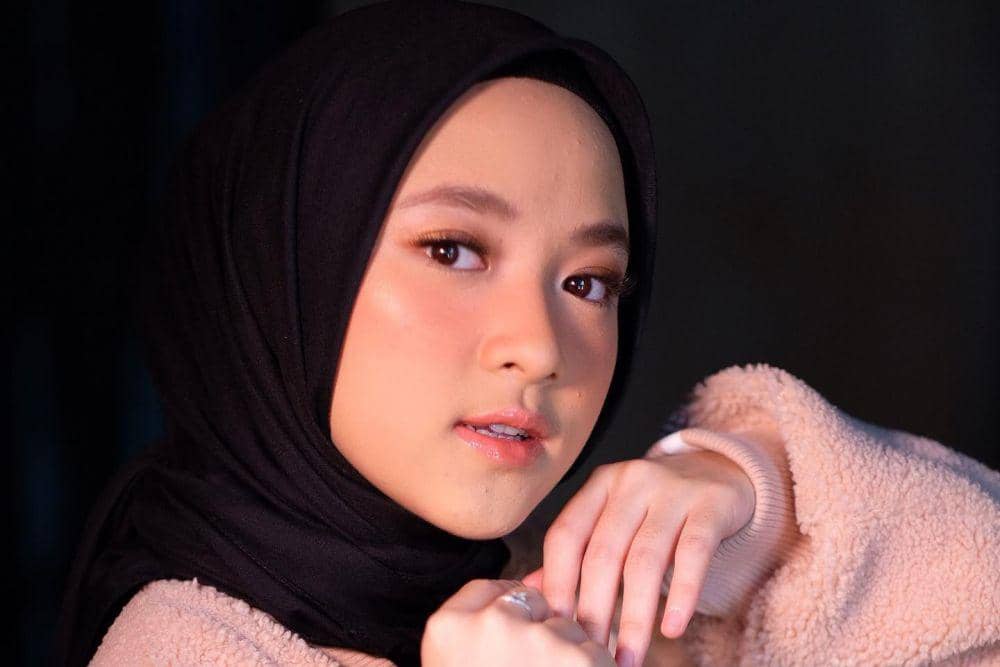 Rilis Single Terbaru 'Sapu Jagat', Ini 9 Pesona Stunning Nissa Sabyan