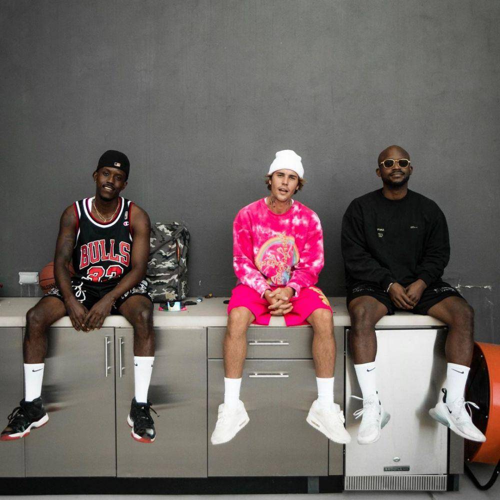 Justin Bieber busana pink (instagram.com/justinbieber)