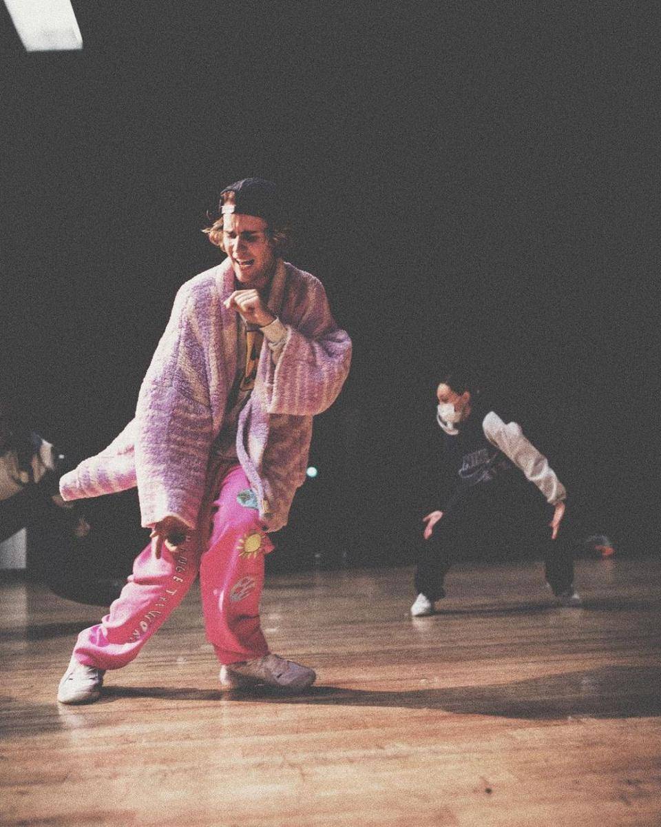Justin Bieber busana pink (instagram.com/justinbieber)