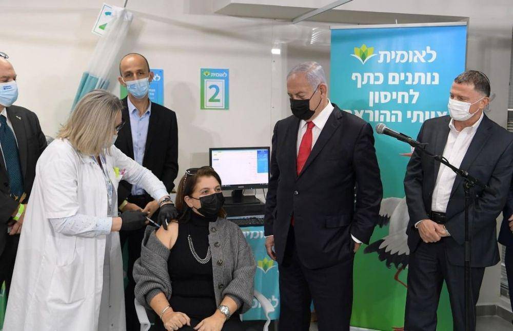 PM Netanyahu (dasi merah) menyaksikan proses vaksinasi penduduknya. (instagram.com/israelipm)