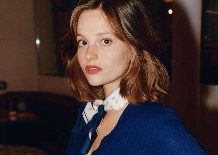 Miliki Pesona Klasik, 10 Potret Selebgram Prancis Camille Yolaine